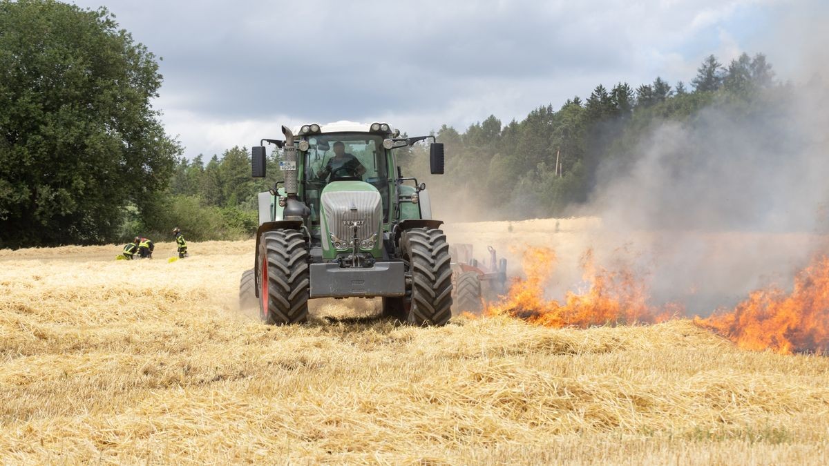 Zu einem Brand auf einem Feld kam es am Mittwoch bei Erntearbeiten bei Gerhardtsgereuth im Landkreis Hildburghausen. 