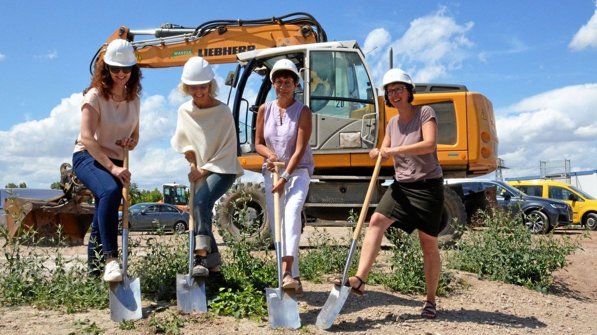 Der Spatenstich für den Bauabschnitt H des Europakarrees war reine Frauensache. Ausgeführt wurde er (von links) von Cindy Wiegand (Wohngroup), der Projektleiterin Birgit Pachael (Henchion Reuter Architekten Berlin), der Landtagsabgeordneten Karola Stange (Linke) und von Kati Rohling, Vorstand der Lebenshilfe Erfurt.