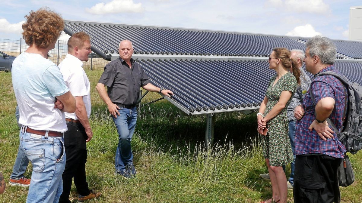 Die Landtagsabgeordnete Laura Wahl (rechts) besuchte mit weiteren Vertretern der Grünen die Solarthermie-Anlage Sonnenfeld am Schadeberg in Mühlhausen. Daniel Strecker (2. von links) und Holger Tschorn (3. von links) von den Stadtwerken zeigten ihr die Anlage und erläuterten die weiteren Pläne für alternative Heizenergie.