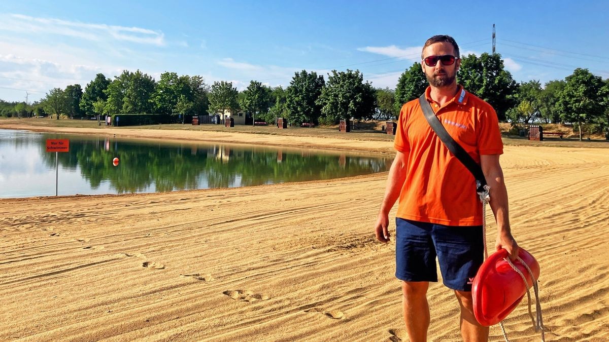 Tobias Weder ist Schwimmmeister und achtet aktuell im Strandbad Stotternheim für die Sicherheit im und um den Badesee.