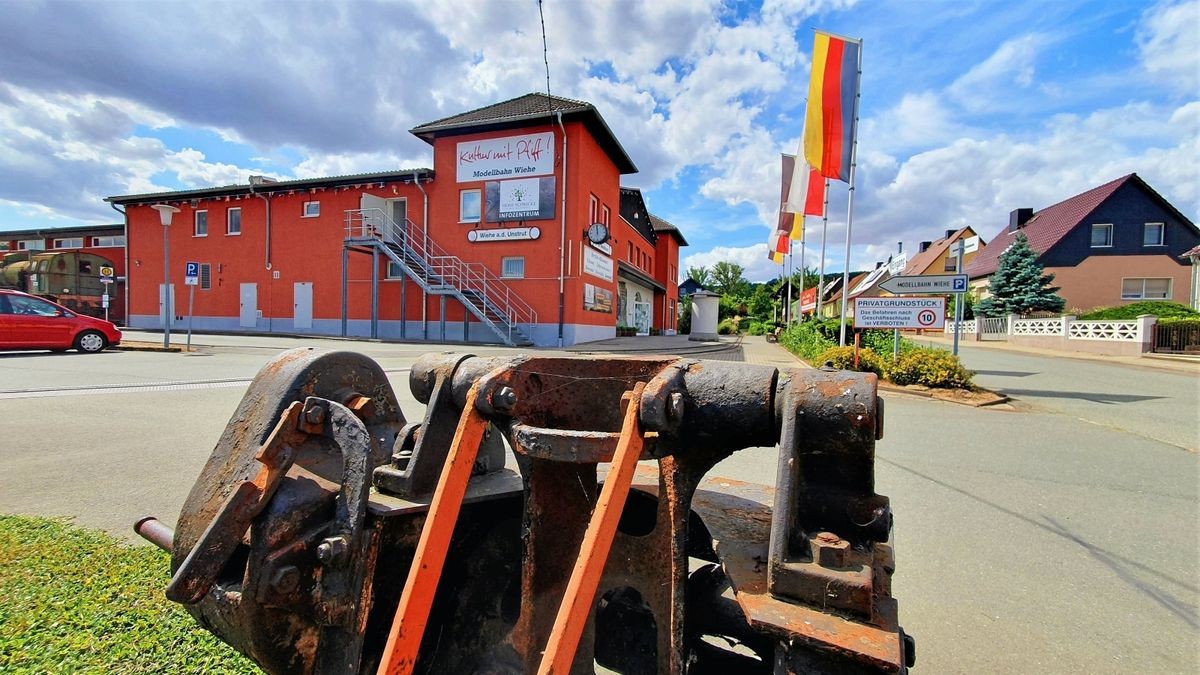 Blick auf den Eingangsbereich zur Modellbahn Wiehe. Auf vielen Tourismustafeln im Landkreis wird die Attraktion als Sehenswürdigkeit angepriesen - jedenfalls noch.