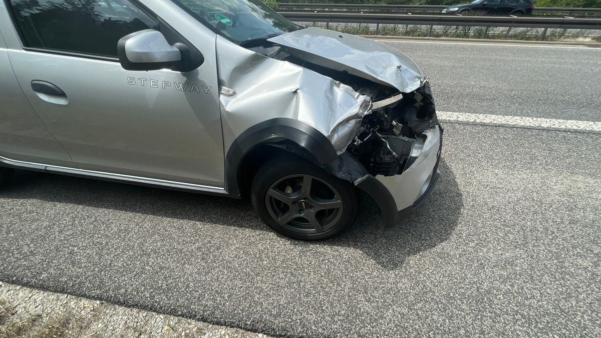 Der Dacia wurde bei dem Unfall stark beschädigt. 