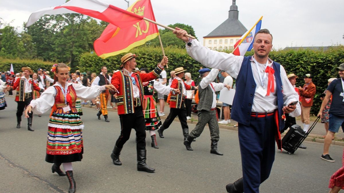 Singend und tanzend ziehen bei der Europeade-Parade in Gotha 190 Folkloregruppen aus 23 Ländern durch die Stadt, auch vorbei an Schloss Friedenstein, hier die polnische Trachtenformation am Ende des Umzugs.