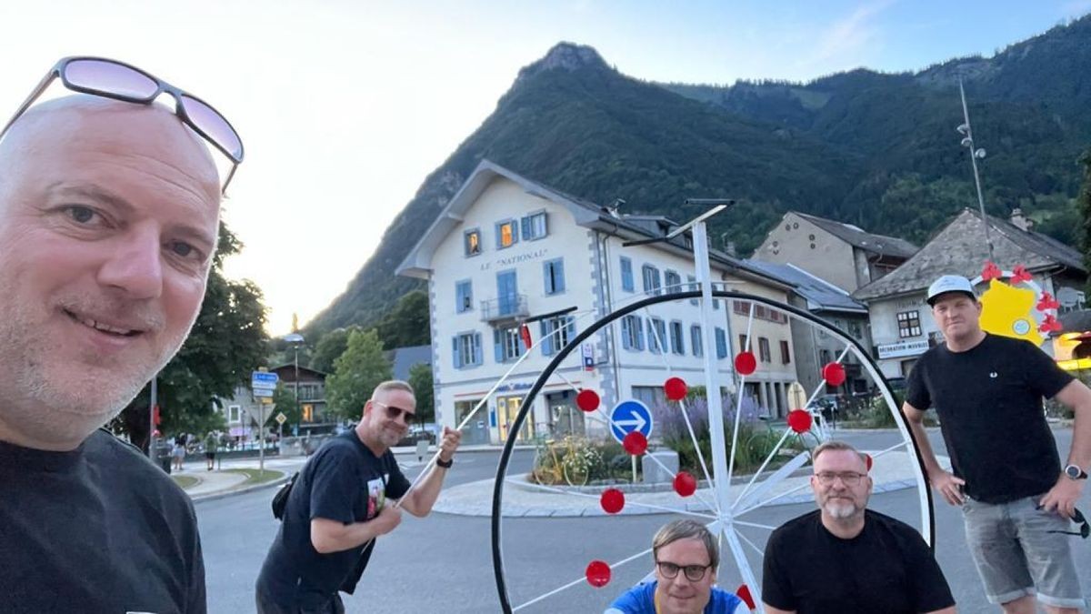 Die Geraer Radsport-Fans Maik Wallach, Timo Orehovec, Gerhard König, André Reichenauer und Mike Pawelka waren auch 2023 wieder bei drei Bergetappen der Tour de France dabei. Dabei sammelten sie reichlich Eindrücke, Fotos mit Fahrern und Fans sowie so manches Souvenir. 