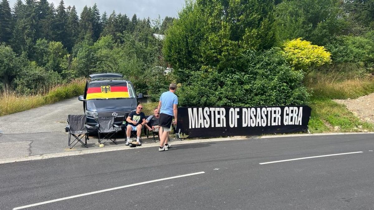 Die Geraer Radsport-Fans Maik Wallach, Timo Orehovec, Gerhard König, André Reichenauer und Mike Pawelka waren auch 2023 wieder bei drei Bergetappen der Tour de France dabei. Dabei sammelten sie reichlich Eindrücke, Fotos mit Fahrern und Fans sowie so manches Souvenir. 