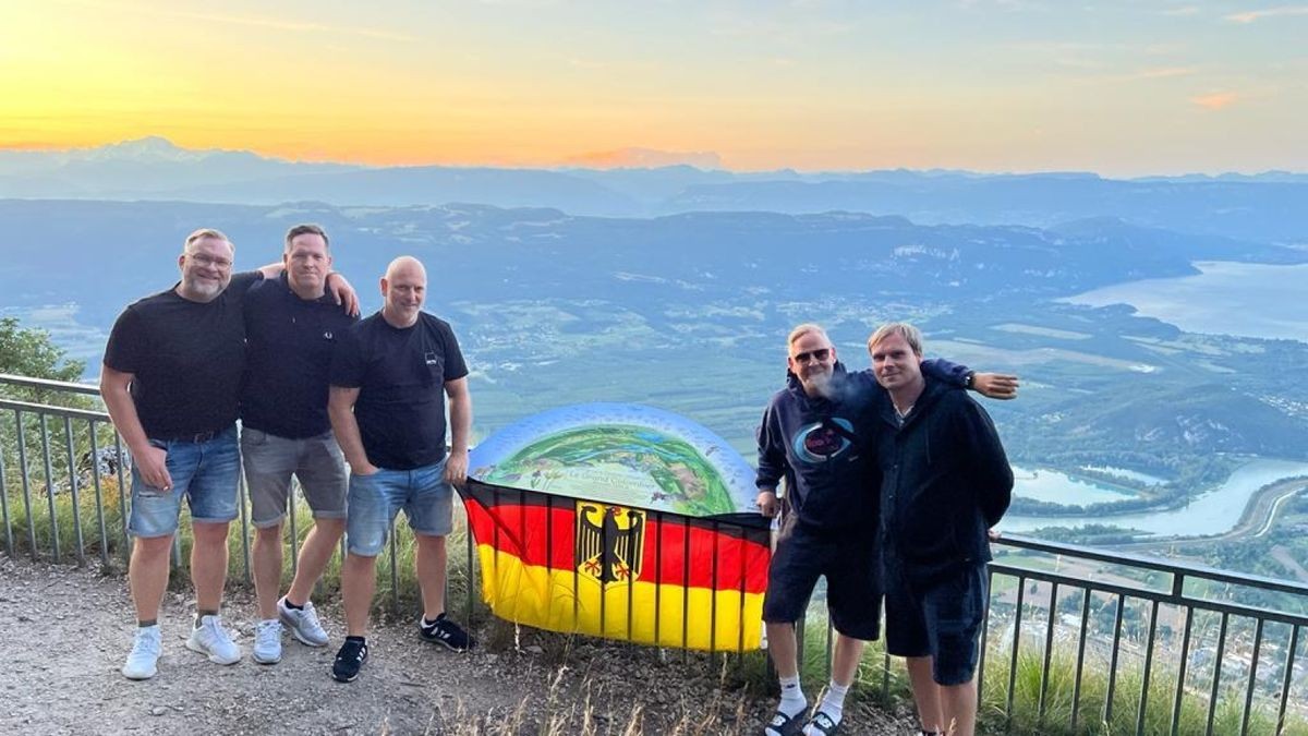 Die Geraer Radsport-Fans Maik Wallach, Timo Orehovec, Gerhard König, André Reichenauer und Mike Pawelka waren auch 2023 wieder bei drei Bergetappen der Tour de France dabei. Dabei sammelten sie reichlich Eindrücke, Fotos mit Fahrern und Fans sowie so manches Souvenir. 