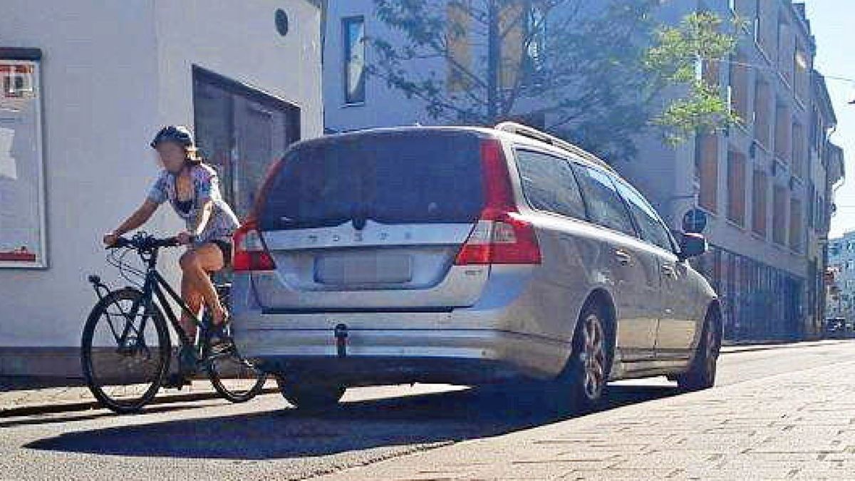 Der Übergang vom Wenigemarkt zur Meienbergstraße ist eine Engstelle. Hier bedarf es besonderer Vorsicht. Einige Radfahrer steigen gar an der Stelle ab und warten, andere fahren den Bordstein hoch.