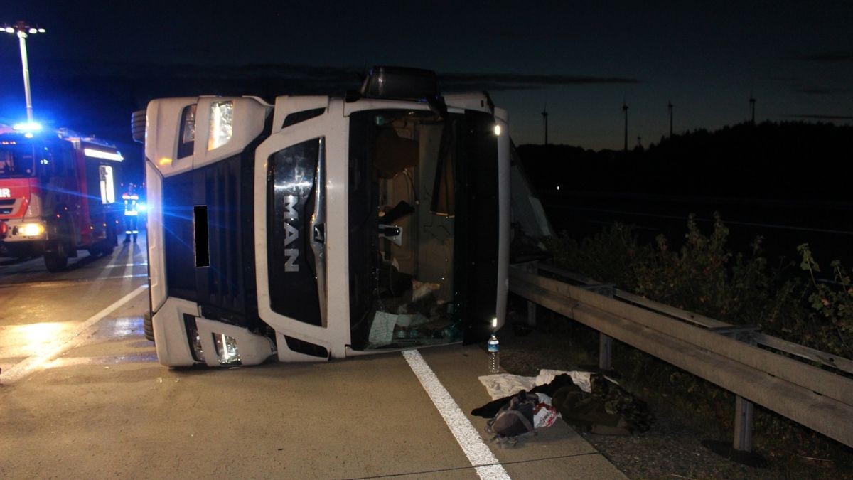 Der Lkw durchbrach die Mittelleitplanke und kippte auf die Seite.