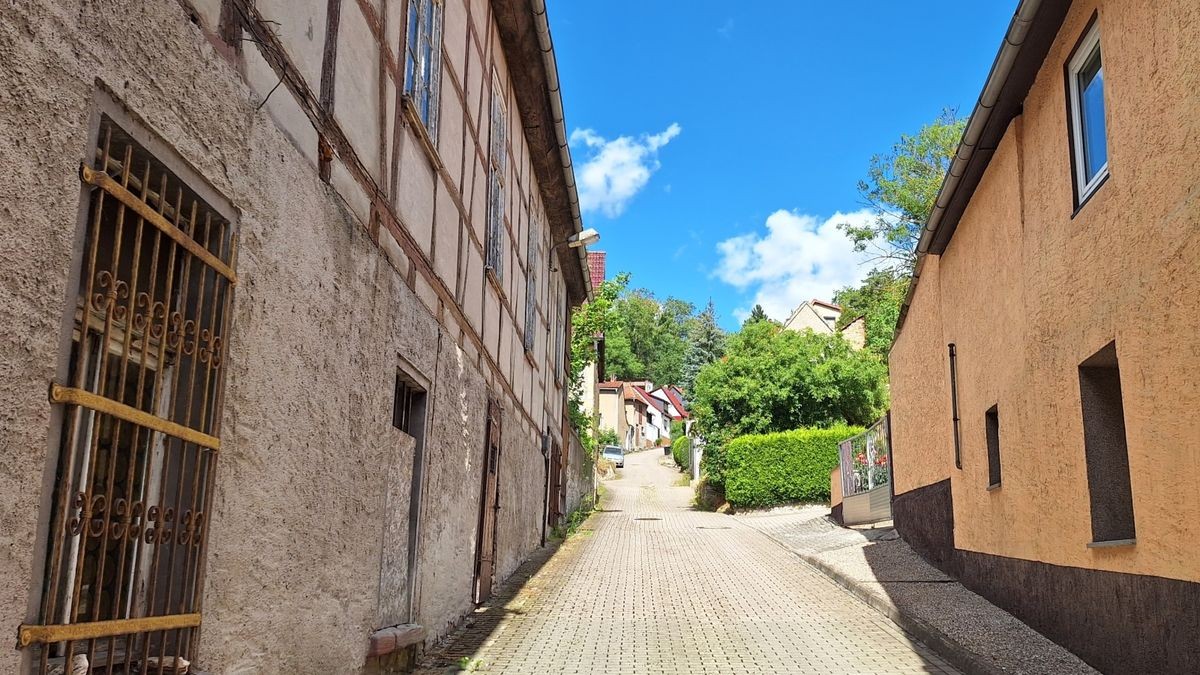 Der Weg in Sachsenburg hinauf zu den Burgen führt durch die steile Burgstraße.