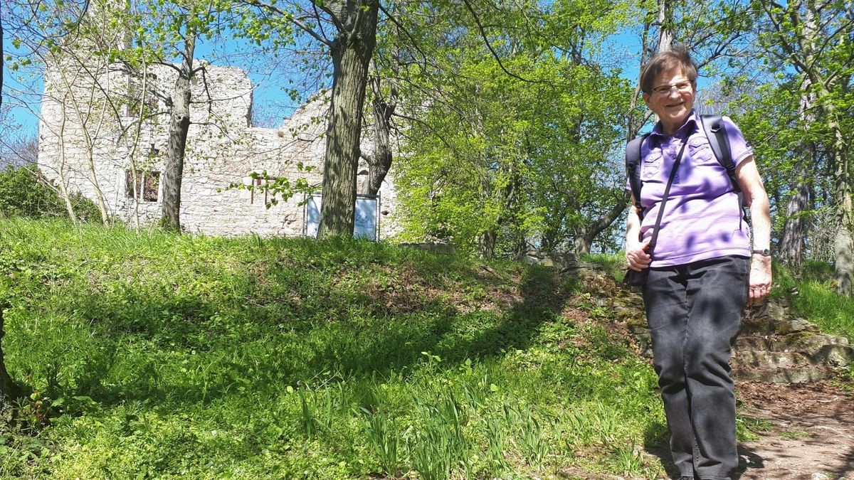 500 Meter von der Unterburg (auch Hakenburg genannt) entfernt liegt in 450 Meter Höhe die Ruine der Oberen Sachsenburg. Gisela Fischer aus Erfurt hat ihr schon wiederholt einen Besuch abgestattet.