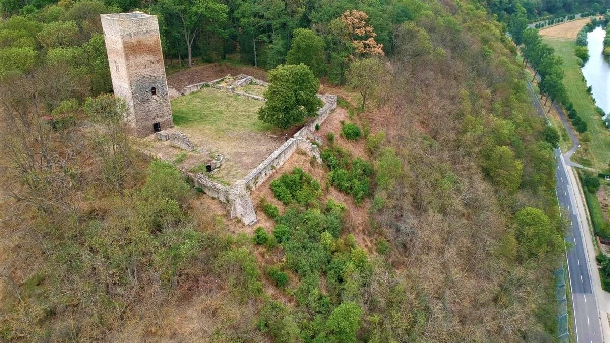 Auf dem Wächterberg am Ostende der Hainleite thronten einst die beiden Sachsenburgen. Heute stehen nur noch die Ruinen (im Bild die Unterburg).