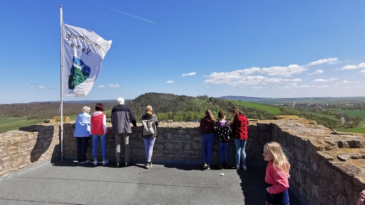 Viele Besucher nutzen die Feste des Sachsenburgenvereins für einen Turmaufstieg. Von hier oben bietet sich auch ein großartiger Ausblick über das Burggelände und auf die Unstrut.