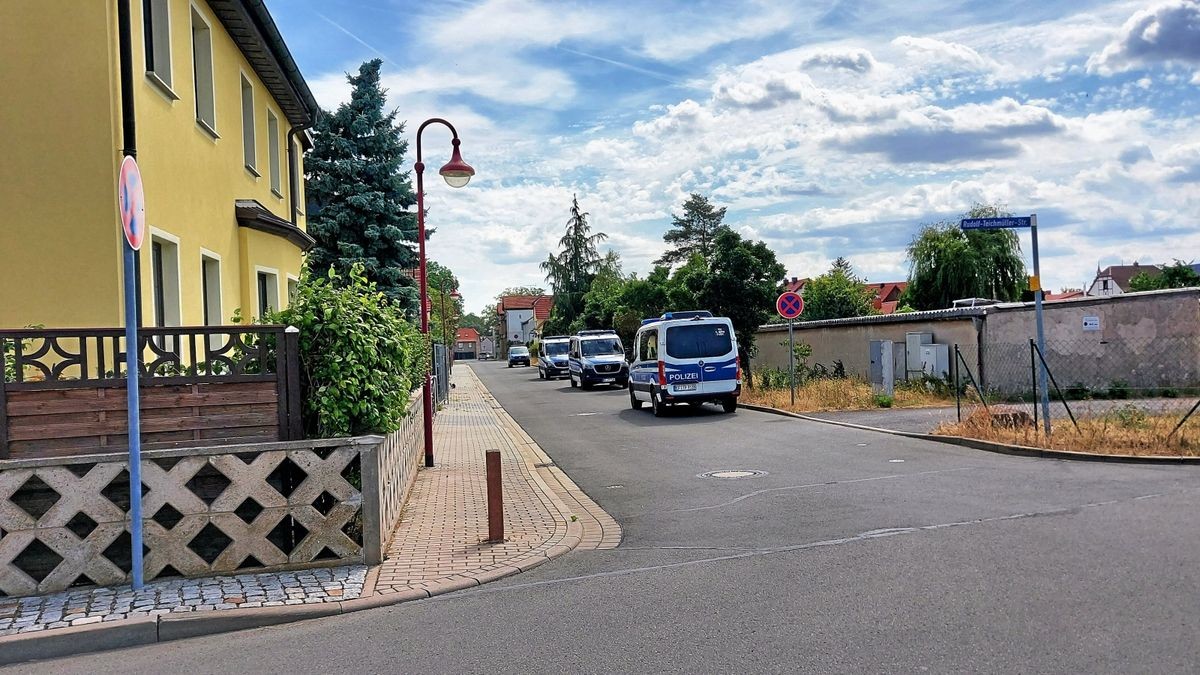 Gleich mehrere Einsatzfahrzeuge der Polizei parkten am Mittwoch in der Rudolf-Teichmüller-Straße, um bei zwei Tatverdächtigen mögliche Beweisstücke zu sichern.