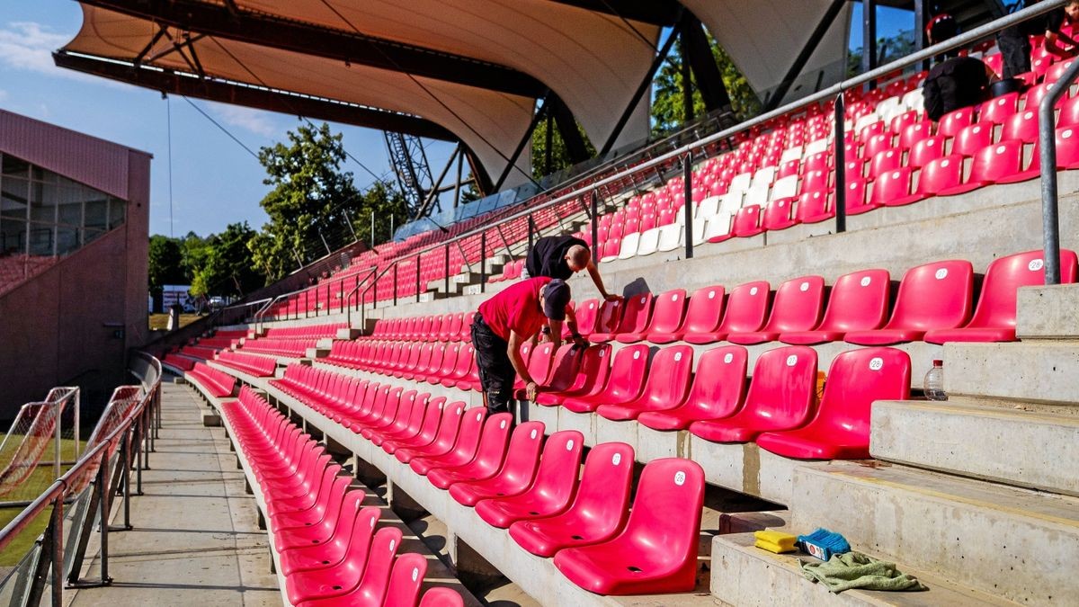 Die lange ungenutzte, weil eigentlich gesperrte, Westtribüne im Steigerwaldstadion, wird ausnahmsweise für das Spiel RWE versus BVB am Samstag bereits herausgeputzt.