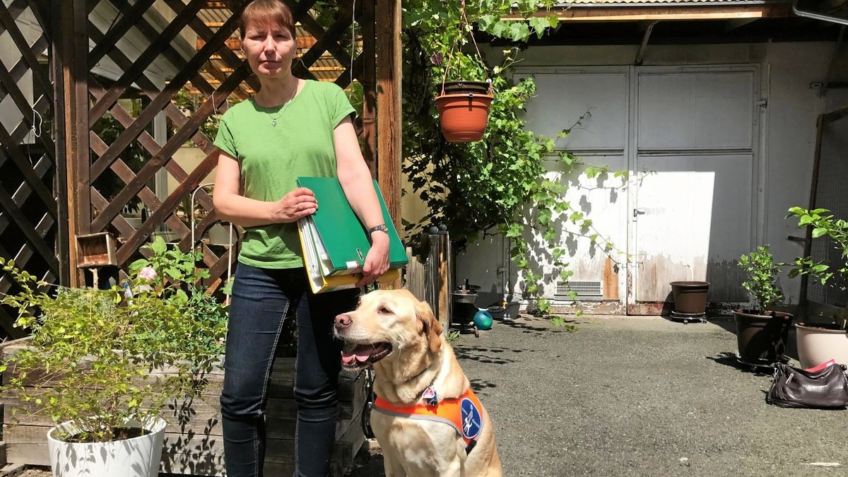 Daniela Haupt-Esen mit ihrem Blindenführhund Marley.