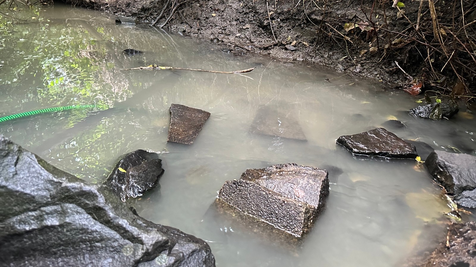 Sprockhöveler Bach Trübes Wasser für Feuerwehreinsatz