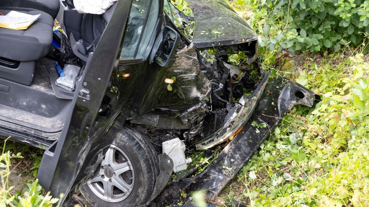 Bei einem schweren Verkehrsunfall im Landkreis Hildburghausen ist am Freitag ein Autofahrer ums Leben gekommen.