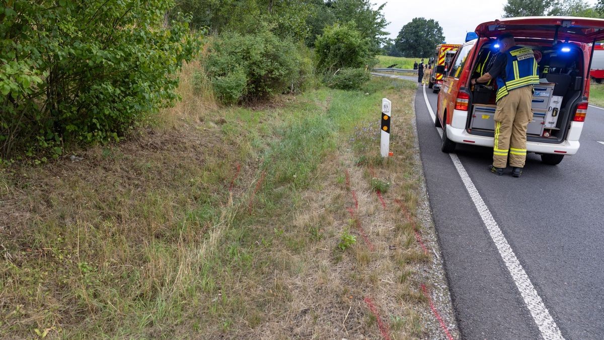  Ersthelfer befreiten den Fahrer mit schweren Verletzungen aus dem Wrack und übergaben ihn an den eingetroffenen Rettungsdienst. Dieser konnte das Leben des Fahrers trotz sofort eingeleiteter Reanimationsmaßnahmen nicht mehr retten. Er verstarb noch an der Unfallstelle. Die Ermittlungen zur Unfallursache dauern an.