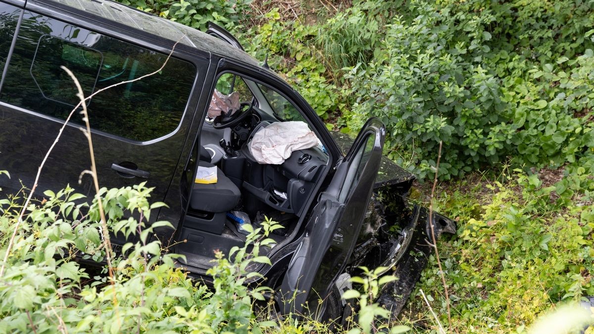 Bei einem schweren Verkehrsunfall im Landkreis Hildburghausen ist am Freitag ein Autofahrer ums Leben gekommen.