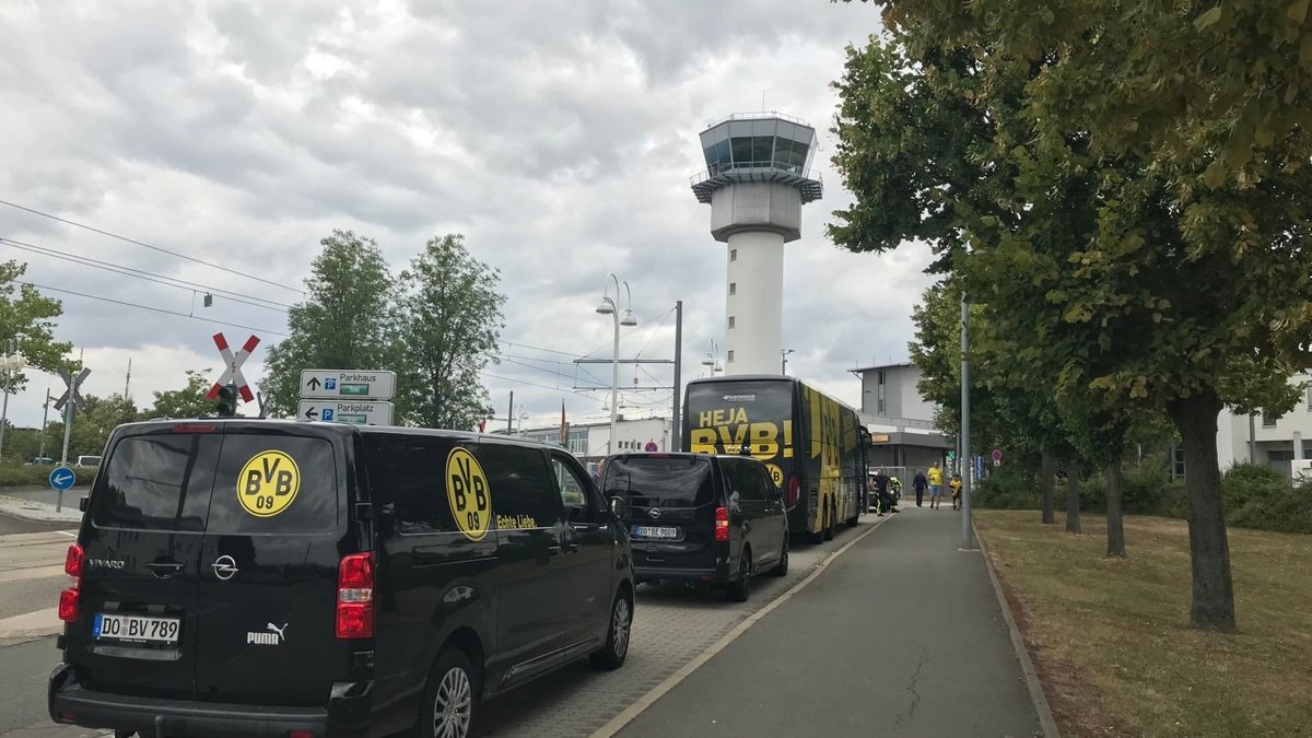 Mit leichter Verspätung kamen die Bundesliga-Spieler von Borussia Dortmund am Flughafen Erfurt-Weimar an, wo bereits der Mannschaftsbus wartete.