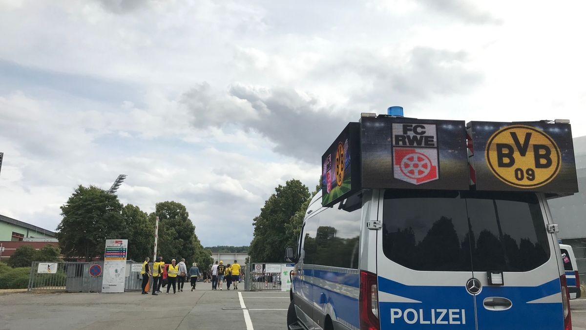 Am Stadion begrüßte die Polizei die rund 16.000 Fans.