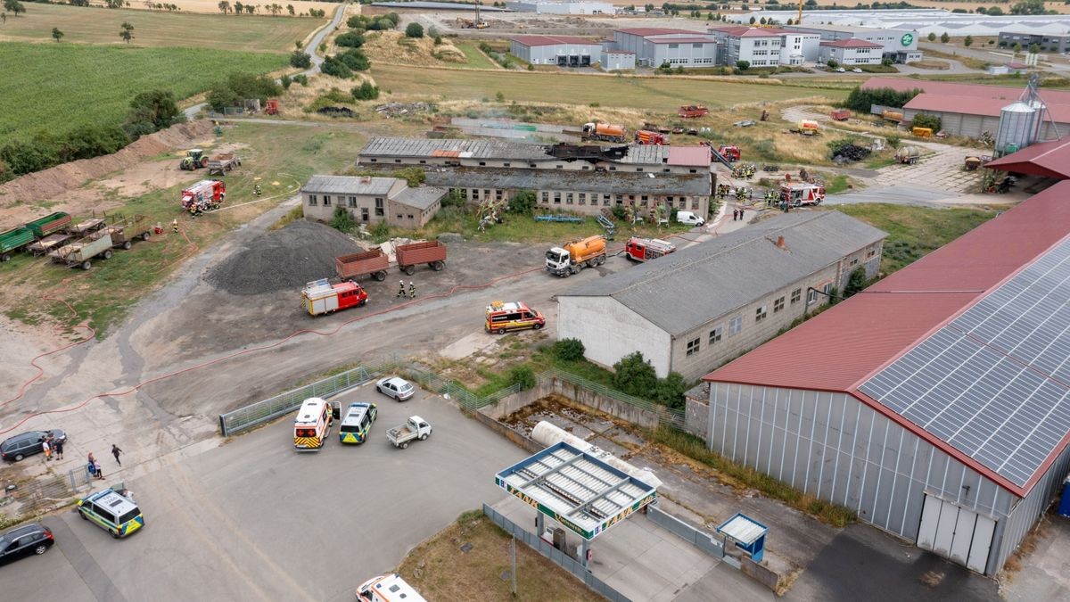 Zu einem Brand in einem Agrarbetrieb ist es am Samstag in Grabfeld im Landkreis Schmalkalden-Meiningen gekommen. Ersten Informationen nach war eine landwirtschaftliche Halle in Brand geraten, in der mehrere Fahrzeuge - darunter ein Radlader - untergestellt waren. Die Halle ist durch das Feuer völlig zerstört worden und brannte komplett aus und ist aktuell einsturzgefährdet. Die Polizei schätzt den Schaden derzeit auf über 200.000 Euro. Verletzt wurde glücklicherweise niemand.