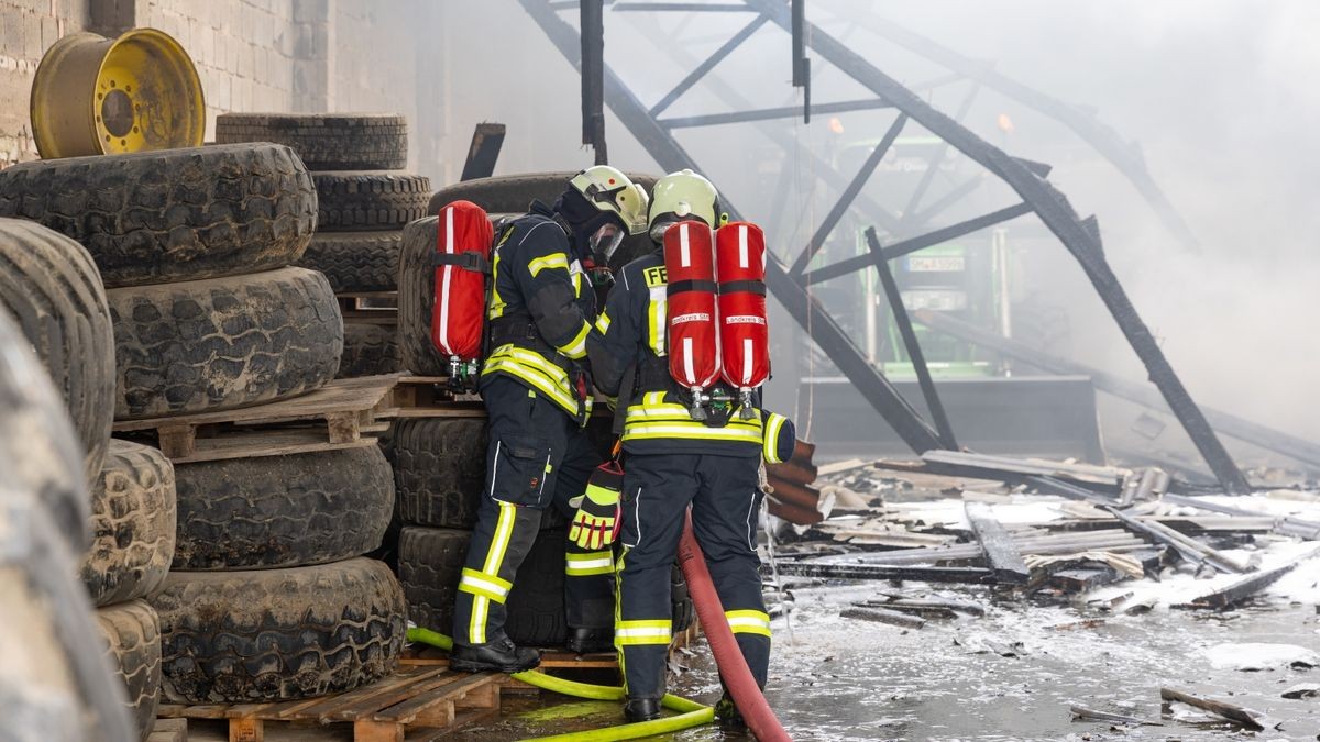 Die Halle ist durch das Feuer völlig zerstört worden und brannte komplett aus. 