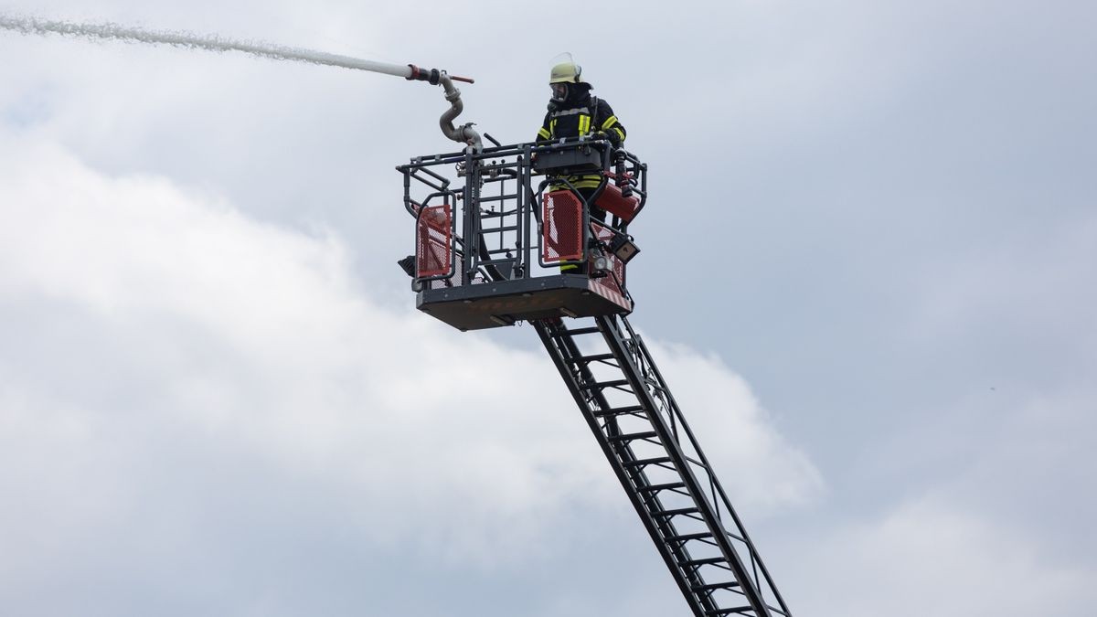 Zu einem Brand in einem Agrarbetrieb ist es am Samstag in Grabfeld im Landkreis Schmalkalden-Meiningen gekommen. Ersten Informationen nach war eine landwirtschaftliche Halle in Brand geraten, in der mehrere Fahrzeuge - darunter ein Radlader - untergestellt waren. Die Halle ist durch das Feuer völlig zerstört worden und brannte komplett aus und ist aktuell einsturzgefährdet. Die Polizei schätzt den Schaden derzeit auf über 200.000 Euro. Verletzt wurde glücklicherweise niemand.