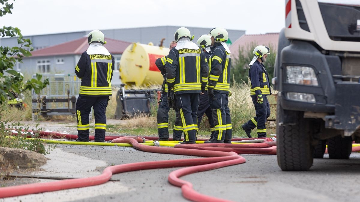 Zu einem Brand in einem Agrarbetrieb ist es am Samstag in Grabfeld im Landkreis Schmalkalden-Meiningen gekommen. Ersten Informationen nach war eine landwirtschaftliche Halle in Brand geraten, in der mehrere Fahrzeuge - darunter ein Radlader - untergestellt waren. Die Halle ist durch das Feuer völlig zerstört worden und brannte komplett aus und ist aktuell einsturzgefährdet. Die Polizei schätzt den Schaden derzeit auf über 200.000 Euro. Verletzt wurde glücklicherweise niemand.