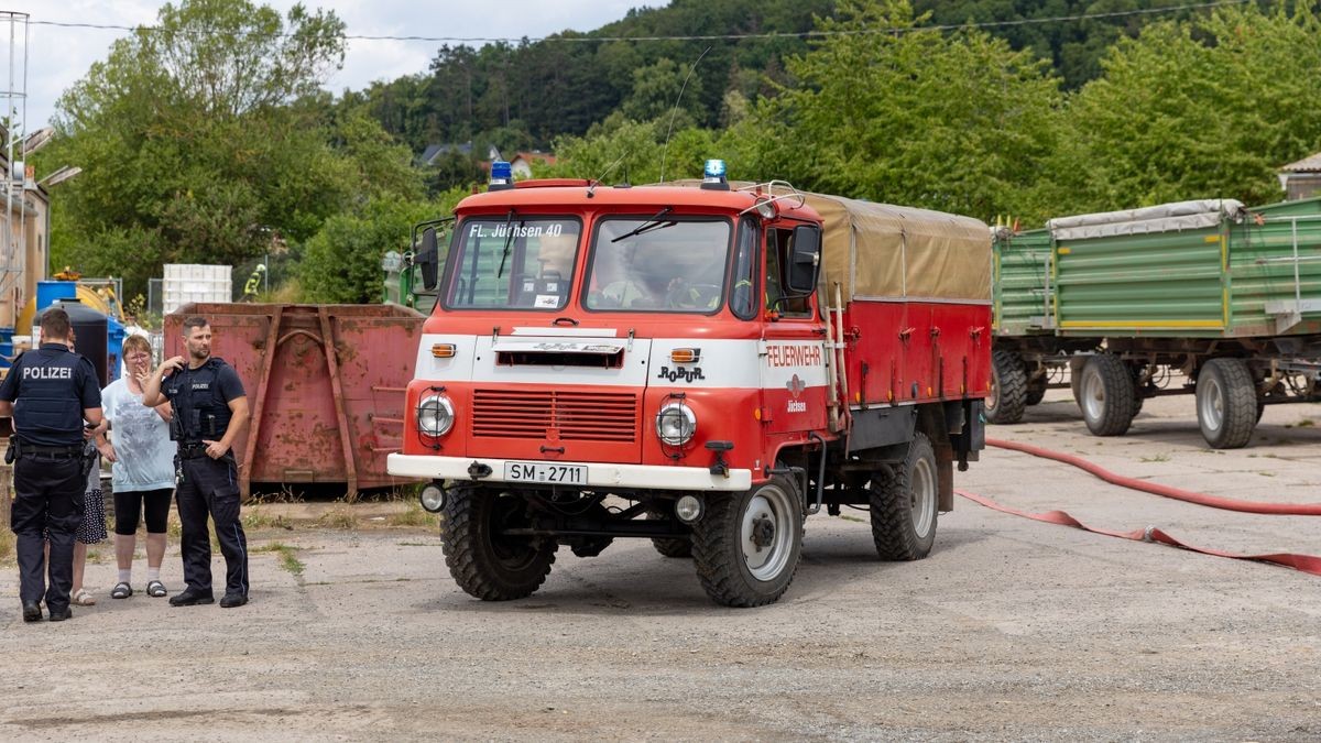 Zu einem Brand in einem Agrarbetrieb ist es am Samstag in Grabfeld im Landkreis Schmalkalden-Meiningen gekommen. Ersten Informationen nach war eine landwirtschaftliche Halle in Brand geraten, in der mehrere Fahrzeuge - darunter ein Radlader - untergestellt waren. Die Halle ist durch das Feuer völlig zerstört worden und brannte komplett aus und ist aktuell einsturzgefährdet. Die Polizei schätzt den Schaden derzeit auf über 200.000 Euro. Verletzt wurde glücklicherweise niemand.