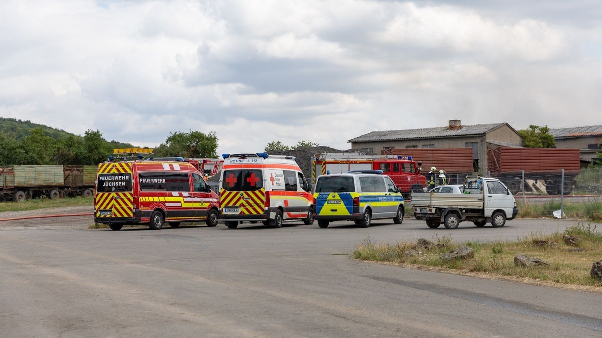 Zu einem Brand in einem Agrarbetrieb ist es am Samstag in Grabfeld im Landkreis Schmalkalden-Meiningen gekommen. Ersten Informationen nach war eine landwirtschaftliche Halle in Brand geraten, in der mehrere Fahrzeuge - darunter ein Radlader - untergestellt waren. Die Halle ist durch das Feuer völlig zerstört worden und brannte komplett aus und ist aktuell einsturzgefährdet. Die Polizei schätzt den Schaden derzeit auf über 200.000 Euro. Verletzt wurde glücklicherweise niemand.