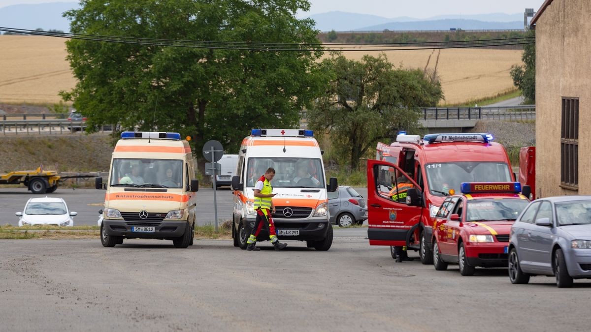 Zu einem Brand in einem Agrarbetrieb ist es am Samstag in Grabfeld im Landkreis Schmalkalden-Meiningen gekommen. Ersten Informationen nach war eine landwirtschaftliche Halle in Brand geraten, in der mehrere Fahrzeuge - darunter ein Radlader - untergestellt waren. Die Halle ist durch das Feuer völlig zerstört worden und brannte komplett aus und ist aktuell einsturzgefährdet. Die Polizei schätzt den Schaden derzeit auf über 200.000 Euro. Verletzt wurde glücklicherweise niemand.