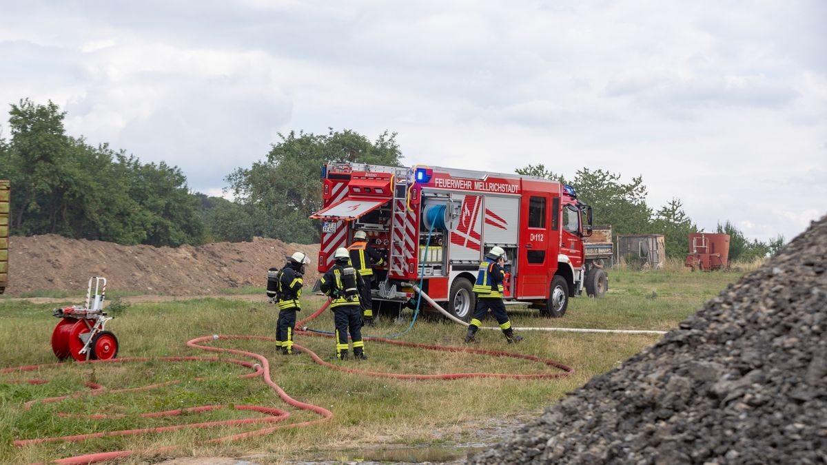 Zu einem Brand in einem Agrarbetrieb ist es am Samstag in Grabfeld im Landkreis Schmalkalden-Meiningen gekommen. Ersten Informationen nach war eine landwirtschaftliche Halle in Brand geraten, in der mehrere Fahrzeuge - darunter ein Radlader - untergestellt waren. Die Halle ist durch das Feuer völlig zerstört worden und brannte komplett aus und ist aktuell einsturzgefährdet. Die Polizei schätzt den Schaden derzeit auf über 200.000 Euro. Verletzt wurde glücklicherweise niemand.