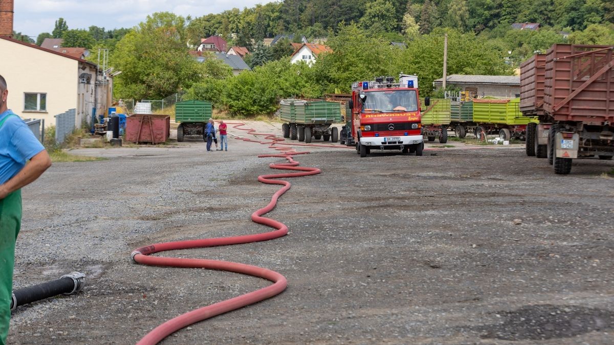 Zu einem Brand in einem Agrarbetrieb ist es am Samstag in Grabfeld im Landkreis Schmalkalden-Meiningen gekommen. Ersten Informationen nach war eine landwirtschaftliche Halle in Brand geraten, in der mehrere Fahrzeuge - darunter ein Radlader - untergestellt waren. Die Halle ist durch das Feuer völlig zerstört worden und brannte komplett aus und ist aktuell einsturzgefährdet. Die Polizei schätzt den Schaden derzeit auf über 200.000 Euro. Verletzt wurde glücklicherweise niemand.