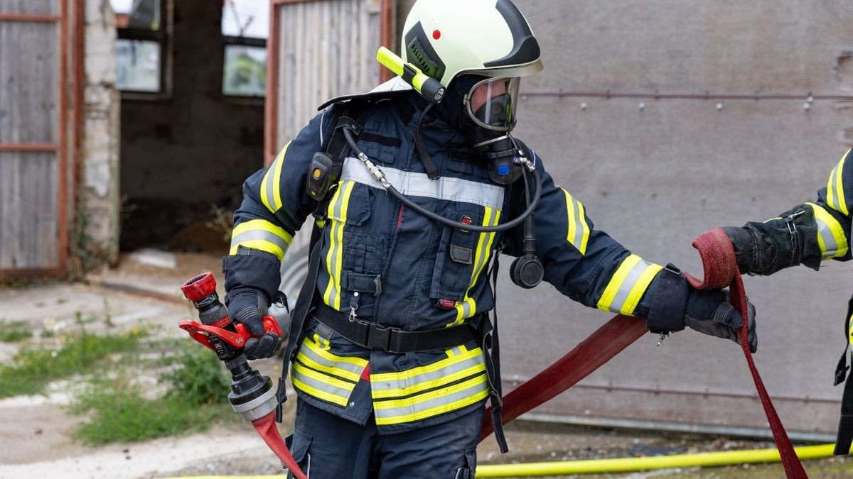 Zu einem Brand in einem Agrarbetrieb ist es am Samstag in Grabfeld im Landkreis Schmalkalden-Meiningen gekommen. Ersten Informationen nach war eine landwirtschaftliche Halle in Brand geraten, in der mehrere Fahrzeuge - darunter ein Radlader - untergestellt waren. Die Halle ist durch das Feuer völlig zerstört worden und brannte komplett aus und ist aktuell einsturzgefährdet. Die Polizei schätzt den Schaden derzeit auf über 200.000 Euro. Verletzt wurde glücklicherweise niemand.