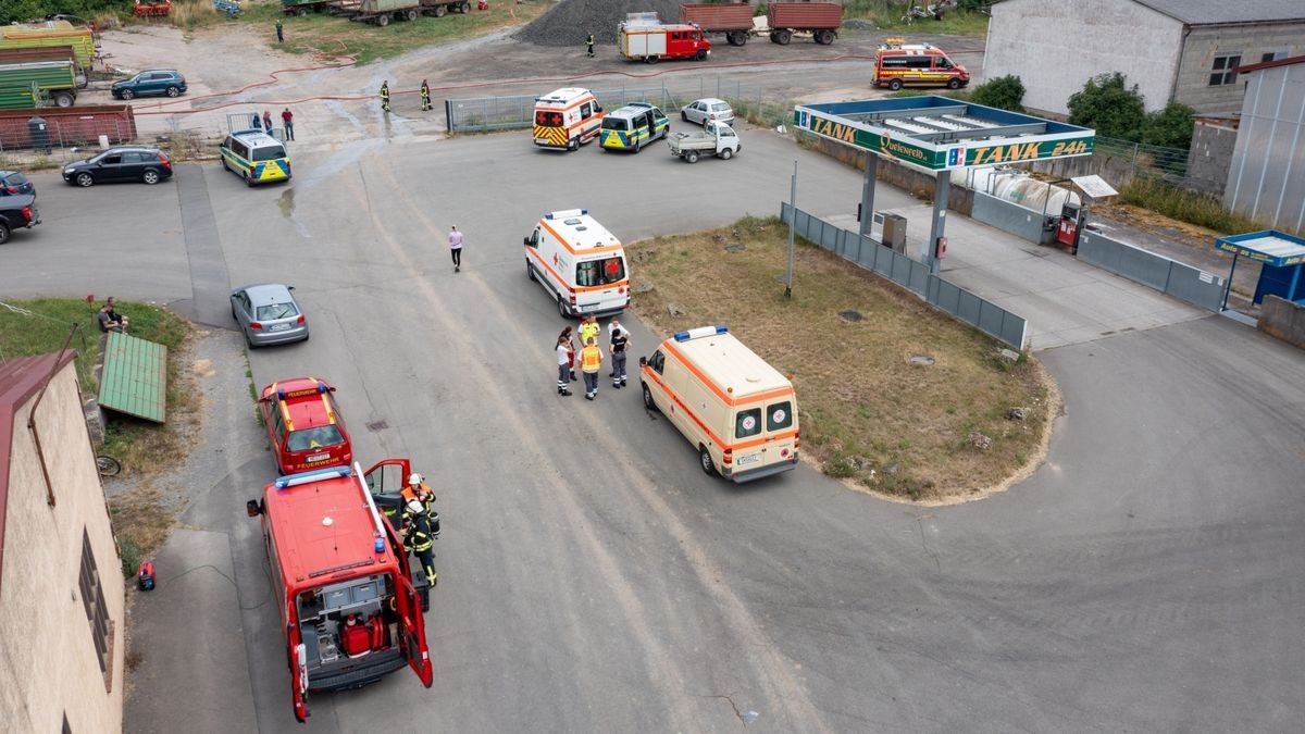 Zu einem Brand in einem Agrarbetrieb ist es am Samstag in Grabfeld im Landkreis Schmalkalden-Meiningen gekommen. Ersten Informationen nach war eine landwirtschaftliche Halle in Brand geraten, in der mehrere Fahrzeuge - darunter ein Radlader - untergestellt waren. Die Halle ist durch das Feuer völlig zerstört worden und brannte komplett aus und ist aktuell einsturzgefährdet. Die Polizei schätzt den Schaden derzeit auf über 200.000 Euro. Verletzt wurde glücklicherweise niemand.