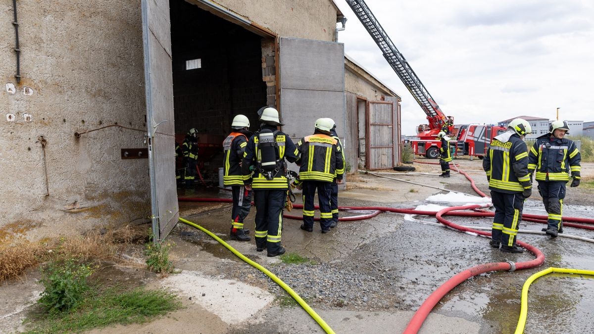 Zu einem Brand in einem Agrarbetrieb ist es am Samstag in Grabfeld im Landkreis Schmalkalden-Meiningen gekommen. Ersten Informationen nach war eine landwirtschaftliche Halle in Brand geraten, in der mehrere Fahrzeuge - darunter ein Radlader - untergestellt waren. Die Halle ist durch das Feuer völlig zerstört worden und brannte komplett aus und ist aktuell einsturzgefährdet. Die Polizei schätzt den Schaden derzeit auf über 200.000 Euro. Verletzt wurde glücklicherweise niemand.