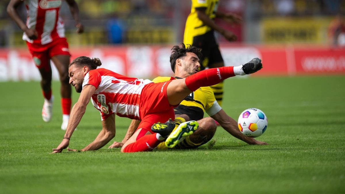 Romario Hajrulla im Zweikampf mit Mats Hummels.