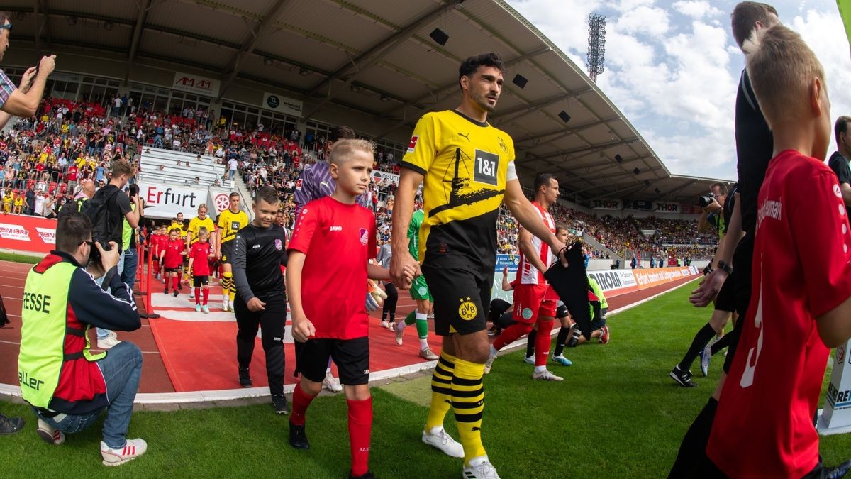 Mats Hummels beim Einlauf der Mannschaften.