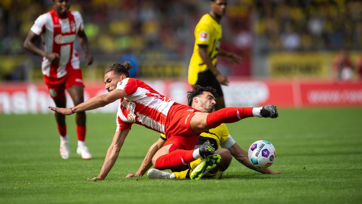 Romario Hajrulla im Zweikampf mit Mats Hummels.