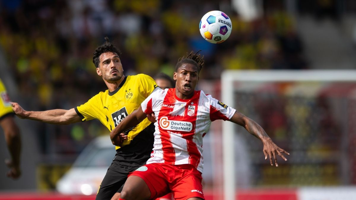 Caniggia Ginola Elva (FC Rot Weiss Erfurt) im Zweikampf mit Mats Hummels.