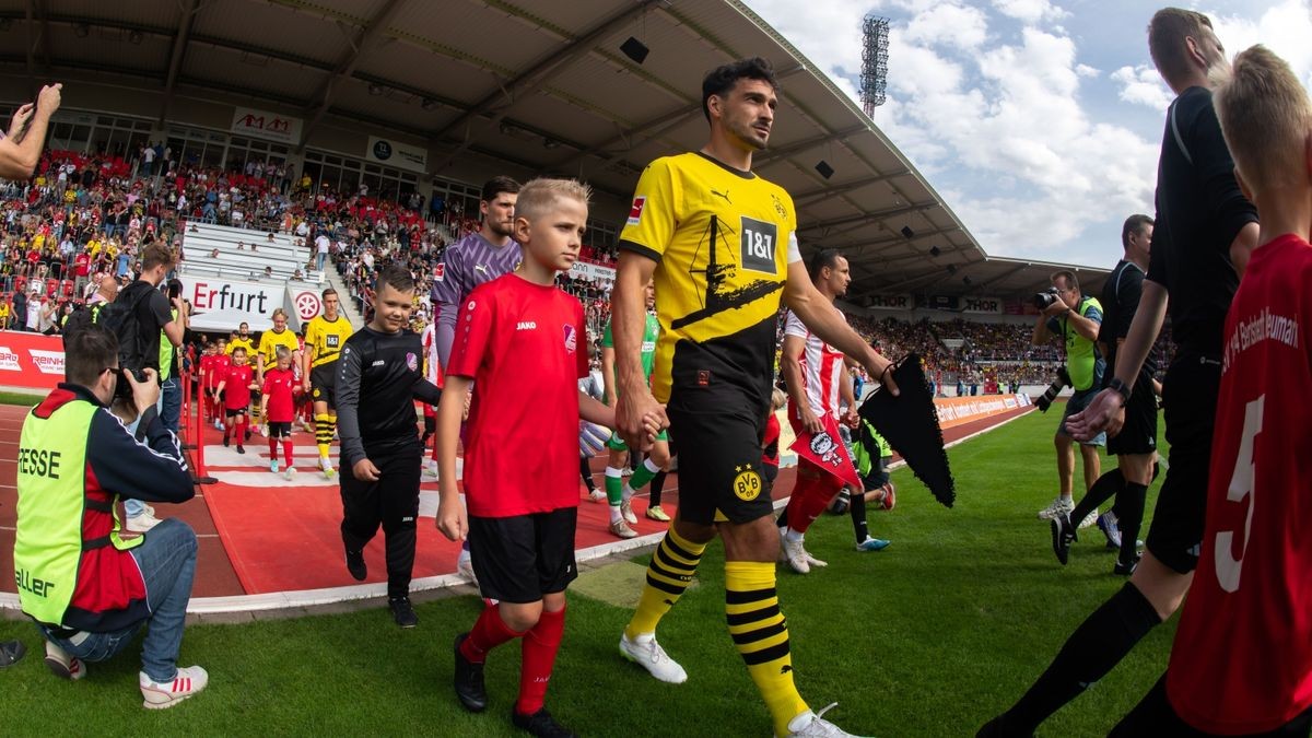 Mats Hummels beim Einlauf der Mannschaften.