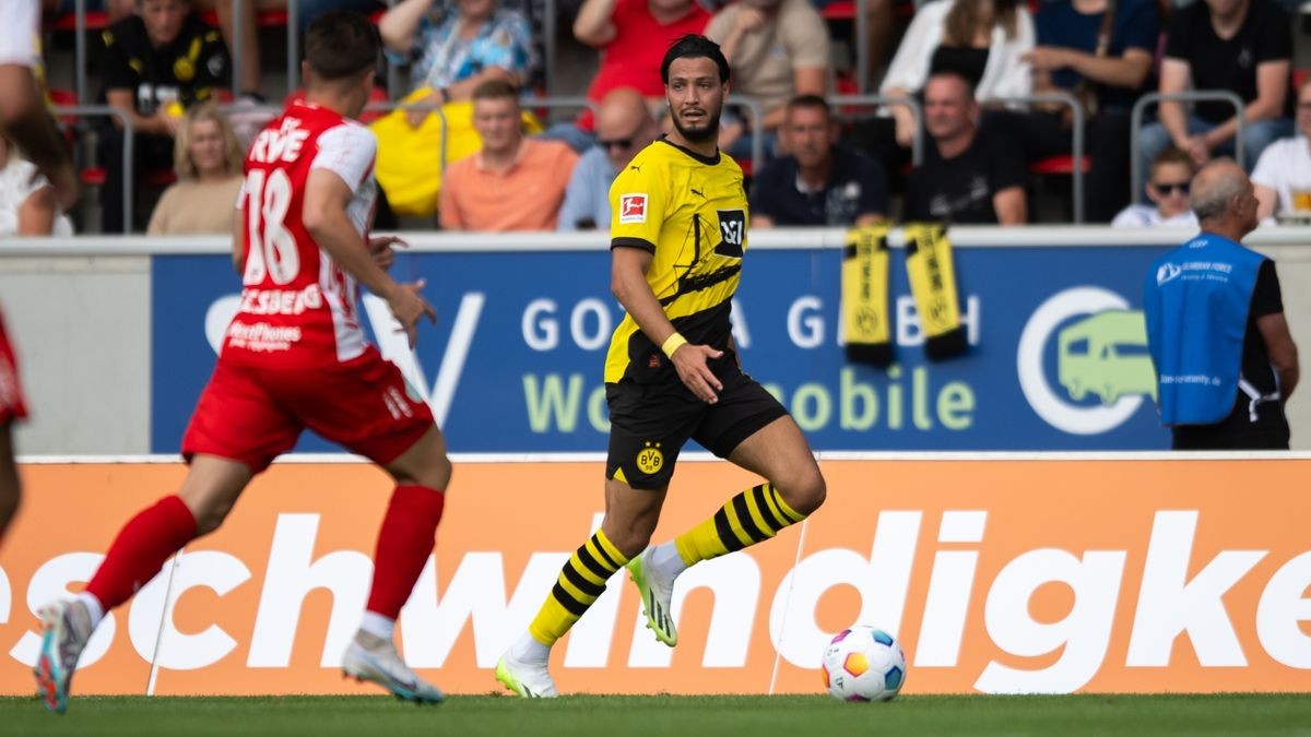 Ramy Bensebaini im Zweikampf mit Robbie Felßberg.