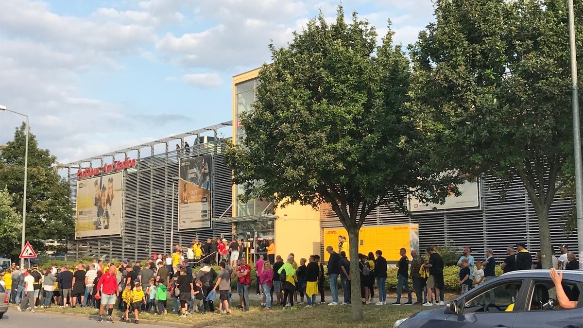 Rund ums Stadion ging es auch nach dem Spiel geordnet zu. Viele Menschen waren mit den öffentlichen Verkehrsmitteln gekommen. Einzig vor dem Parkhaus bildete sich eine lange Warteschlange.