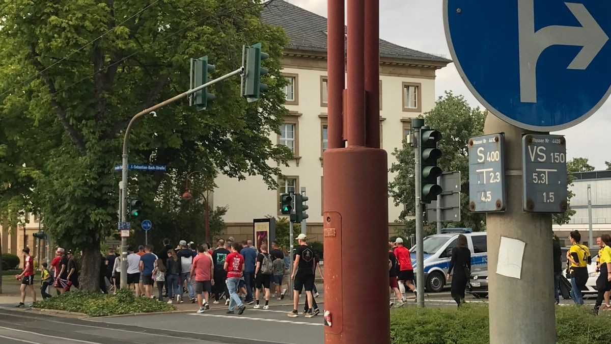 Rund ums Stadion ging es auch nach dem Spiel geordnet zu. Viele Menschen waren mit den öffentlichen Verkehrsmitteln gekommen. Einzig vor dem Parkhaus bildete sich eine lange Warteschlange.