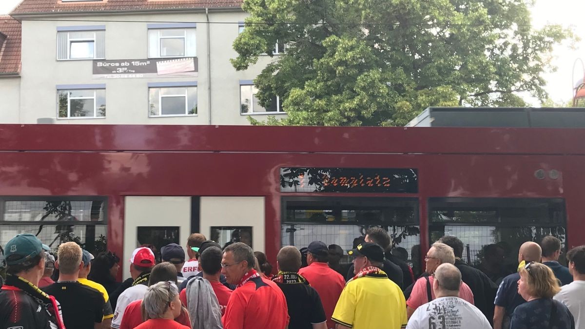 Rund ums Stadion ging es auch nach dem Spiel geordnet zu. Viele Menschen waren mit den öffentlichen Verkehrsmitteln gekommen. Einzig vor dem Parkhaus bildete sich eine lange Warteschlange.