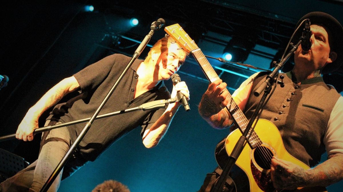 Die Mischung aus Unplugged-Konzert aus Volksmusik, Rock ’n‘ Roll und Punkrock, Kleinkunst und politischer Satire kam beim Publikum sehr gut an.