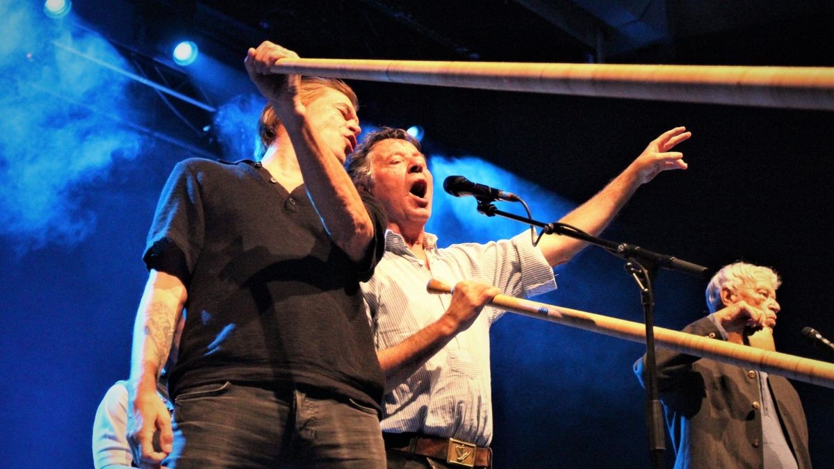 Die Mischung aus Unplugged-Konzert aus Volksmusik, Rock ’n‘ Roll und Punkrock, Kleinkunst und politischer Satire kam beim Publikum sehr gut an.