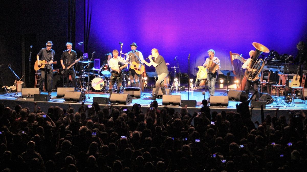 Die Mischung aus Unplugged-Konzert aus Volksmusik, Rock ’n‘ Roll und Punkrock, Kleinkunst und politischer Satire kam beim Publikum sehr gut an.