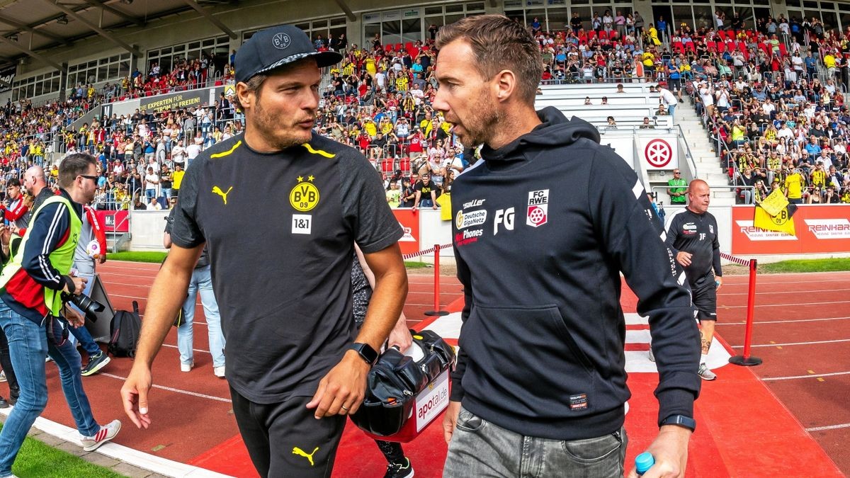 Trainer unter sich: Der Erfurter Coach Fabian Gerber (rechts) mit seinem Dortmunder Kollegen Edin Terzić.